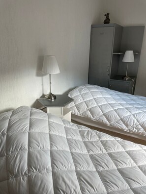 5 bedrooms, travel cot, WiFi, bed sheets