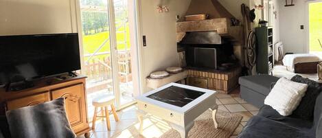 Smart TV, fireplace