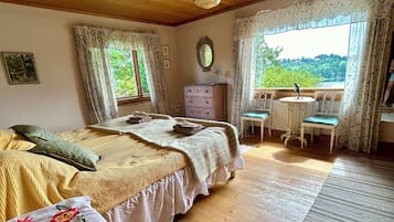 6 bedrooms, iron/ironing board, free WiFi, bed sheets