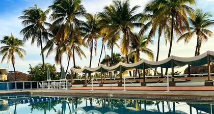 2bd Beachfront Master Ste, Bay View w/balcony, Pool, nearby dining, beach access