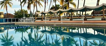 2bd Beachfront Master Ste, Bay View w/balcony, Pool, nearby dining, beach access