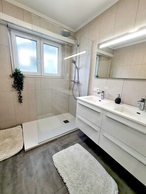 Haartrockner, Bidet, Handtücher