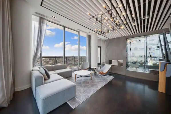 Smart TV - Luxury Apt in Downtown Chicago | Fast Wi-Fi, Gym (Chicago)