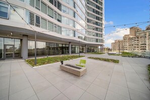 Terrace/patio - Luxury Apt in Downtown Chicago | Fast Wi-Fi, Gym (Chicago)