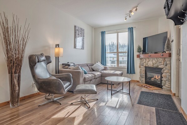 Smart TV, fireplace