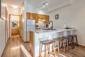 Fridge, microwave, oven, stovetop - 2 bedroom/2 bathroom ground-level, newly renovated, corner condo at Creekside (Silver Star Mountain)