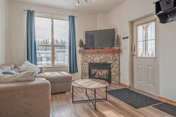 Smart TV, fireplace - 2 bedroom/2 bathroom ground-level, newly renovated, corner condo at Creekside (Silver Star Mountain)
