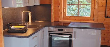 KĂŒhlschrank, Ofen, Herdplatte, Wasserkocher mit Kaffee-/Teezubehör