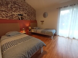 3 chambres, fer et planche à repasser, accès au Wi-Fi (inclus)
