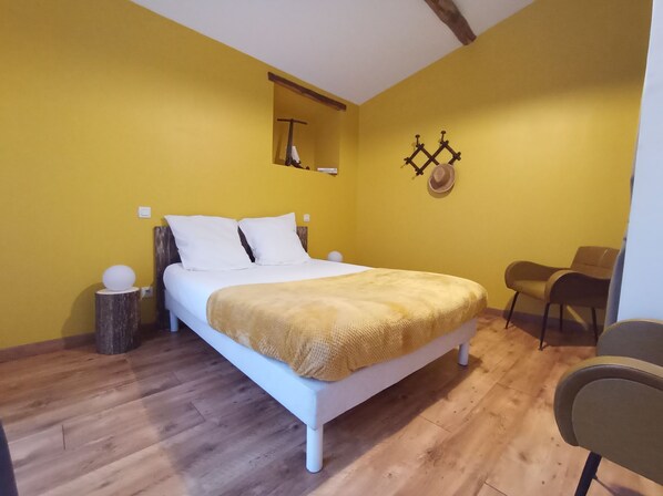 3 bedrooms, iron/ironing board, free WiFi, bed sheets