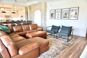 Smart-tv, eldstad, böcker och en stereo