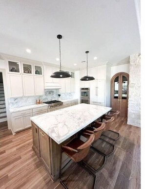 Fridge, microwave, oven, stovetop - RMB Longhorn West, luxury living in the country (Weimar)