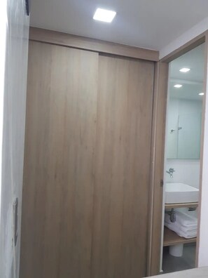 Asciugacapelli, asciugamani, sapone, carta igienica