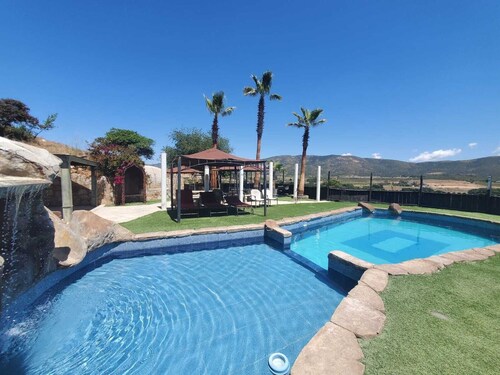 Two Bedroom Cabin with Access to Pool/Jaccuzzi and Restaurant Service