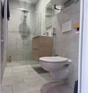 Douche, serviettes fournies, savon, papier toilette