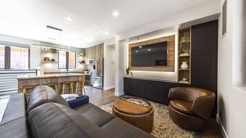 Téléviseur, table de baby-foot