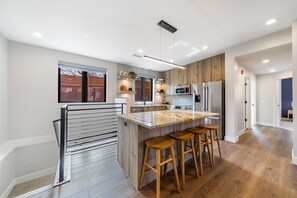 Geladeira, micro-ondas, fogão, cooktop