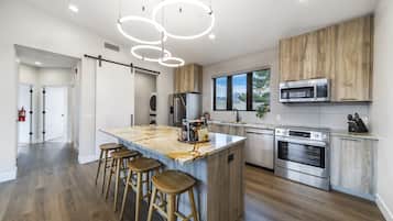 雪櫃、微波爐、焗爐、爐具