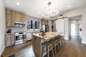 Een koelkast, een magnetron, een oven, een kookplaat