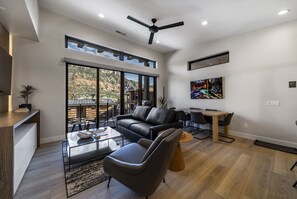 TV - 209 LaFave-Luxury Villa at Zion: Weeping Rock (Springdale)