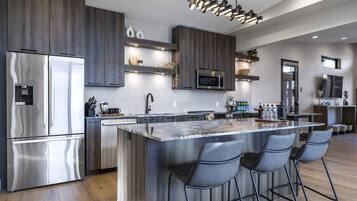 Refrigerador, microondas, horno y parrilla de estufa