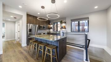 Réfrigérateur, micro-ondes, four, plaque de cuisson