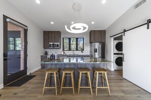 冰箱、微波炉、烤箱、炉灶