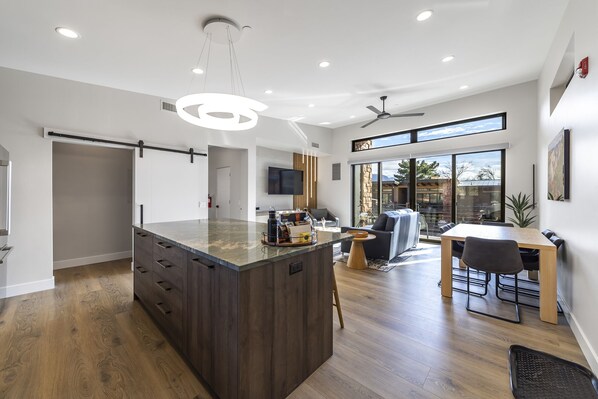 Refrigerador, microondas, horno y parrilla de estufa 