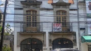 Vista frontal de la propiedad