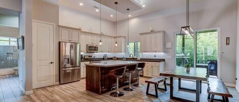 Frigorífic, microones, rentaplats i cafetera i tetera