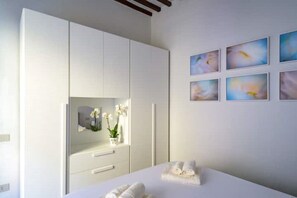 1 chambre, bureau, fer et planche à repasser, lit parapluie