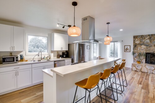 Serene Palmer Home: Walk to Downtown & Riverfront!