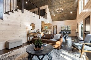 Smart TV, chimenea, videojuegos y futbolito 