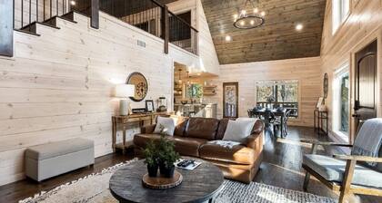 Shadow Dancer 🌊 Creek Lot Cabin: 🎮 Games, 🤸 Playset, 🔥 Hot Tub, & More!