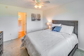 2 bedrooms, iron/ironing board, travel cot, Internet - Myrtle Beach Oasis w/ Pool & Private Balcony! (Myrtle Beach)