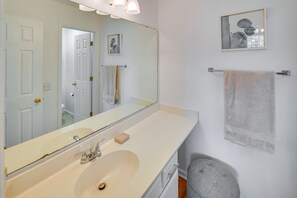 Hair dryer, towels - Myrtle Beach Oasis w/ Pool & Private Balcony! (Myrtle Beach)
