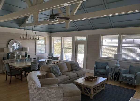 Smart TV, fireplace - Beautiful Bald Head Island Hammocks Home with May & August 2026 Availability (Bald Head Island)