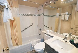 Een haardroger, handdoeken, zeep, shampoo