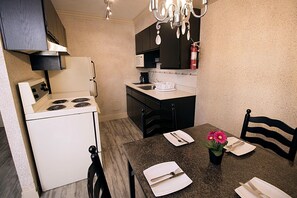 Een koelkast, een magnetron, een oven, een kookplaat