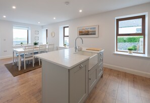 Kylskåp, mikrovågsugn, ugn och spishäll