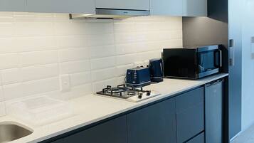 Refrigerador, microondas, parrilla de estufa y tetera eléctrica