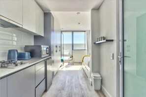 Frigorífic, microones, placa de cuina i bullidora elèctrica