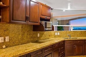 Refrigerador, microondas, parrilla de estufa y cafetera y tetera