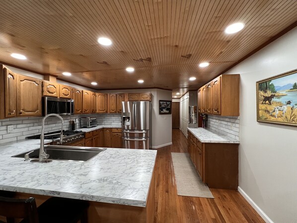 Fridge, microwave, oven, stovetop - JC's Place #4 (Hebron)