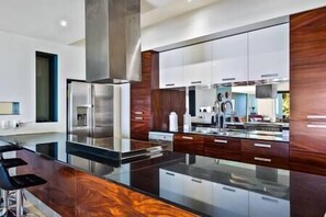 Kylskåp, mikrovågsugn, ugn och spishäll