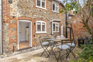 Outdoor dining - 12  Station Road, Holt, Norfolk (Holt)