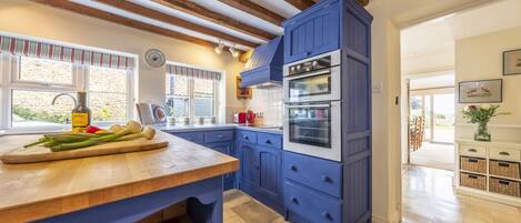 Een magnetron, een vaatwasser, een koffiezetapparaat/waterkoker