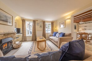 Una televisión, una chimenea, un reproductor de DVD