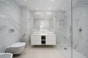 Een douche, een haardroger, een bidet, handdoeken