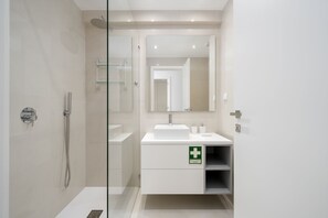 Dusche, Haartrockner, Bidet, Handtücher